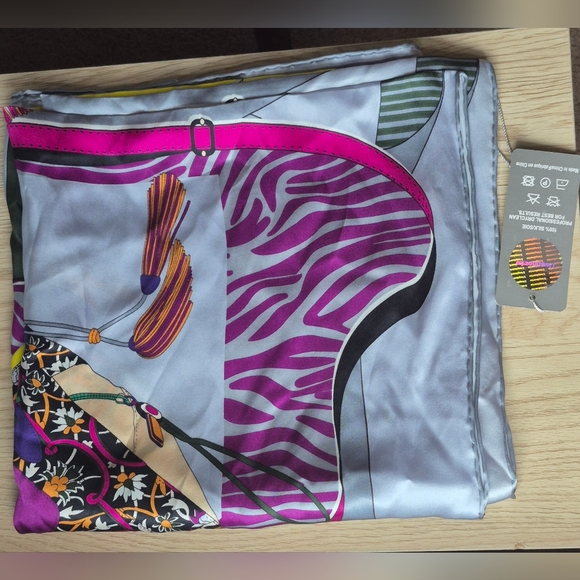 NWT L'euphorie 100% Silk Scarf 41"×42" Rare Find! - Picture 3 of 12